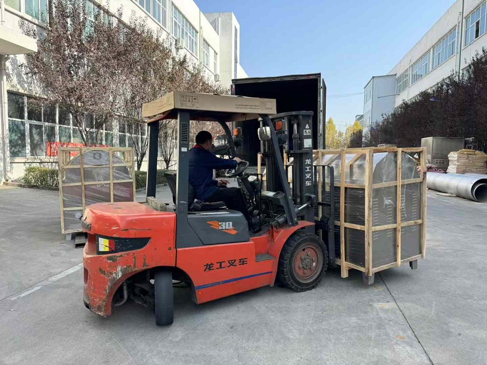 云南客戶訂購的兩臺中型電磁炒貨機裝車發貨